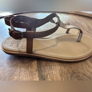 Sorel Women's Bailee T-Strap Ankle Tan Brown Gold‎ Sandals